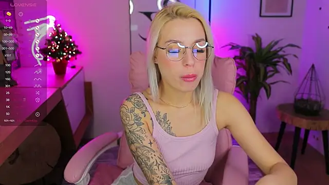 Snapshot of Crystal_Barbie chatting on January 2025 10:15:02 PM Crystal Barbie online show from January 2025 10:15:02 PM