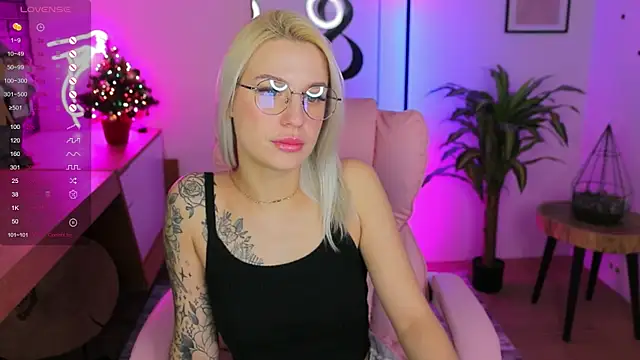 Snapshot of Crystal_Barbie chatting on January 2025 01:28:01 AM Crystal Barbie online show from January 2025 01:28:01 AM