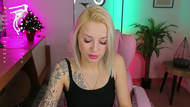 Snapshot of Crystal_Barbie chatting on January 2025 02:27:02 AM Crystal Barbie online show from January 2025 02:27:02 AM