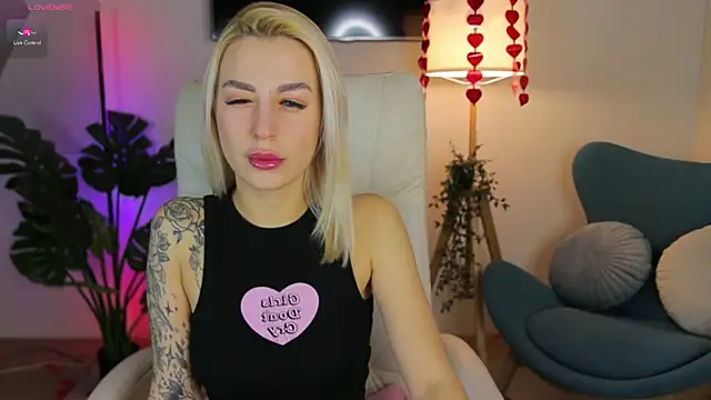 Snapshot of Crystal_Barbie chatting on February 2025 07:30:01 PM Crystal Barbie online show from February 2025 07:30:01 PM