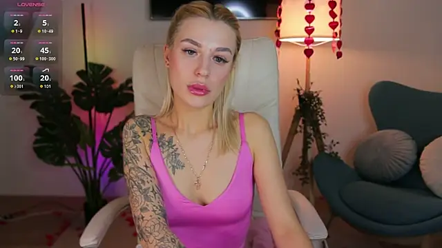 Snapshot of Crystal_Barbie chatting on February 2025 01:53:02 AM Crystal Barbie online show from February 2025 01:53:02 AM