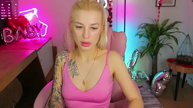 Snapshot of Crystal_Barbie chatting on February 2025 01:47:02 AM Crystal Barbie online show from February 2025 01:47:02 AM