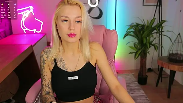 Snapshot of Crystal_Barbie chatting on March 2025 02:50:01 AM Crystal Barbie online show from March 2025 02:50:01 AM