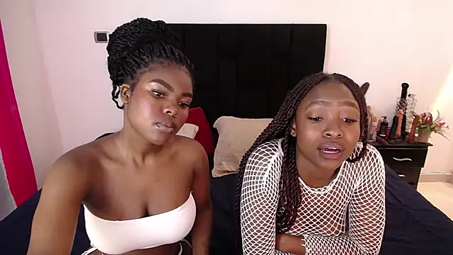 AdelynYasmin online show from November 2025 01:00:02 PM