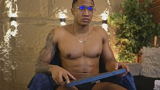 Logan Varela online show from December 2025 12:01:02 PM