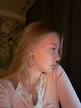 Snapshot of AliceMorr chatting on December 2024 05:18:02 PM AliceMorr online show from December 2024 05:18:02 PM