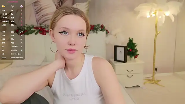 Snapshot of AliceMorr chatting on December 2024 06:37:02 PM AliceMorr online show from December 2024 06:37:02 PM