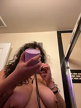 Snapshot of ThicBunz chatting on September 2025 12:53:01 PM ThicBunz online show from September 2025 12:53:01 PM