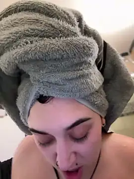 Snapshot of ThicBunz chatting on November 2025 03:12:02 AM ThicBunz online show from November 2025 03:12:02 AM