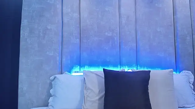 Larabrooks online show from April 2026 07:18:02 PM