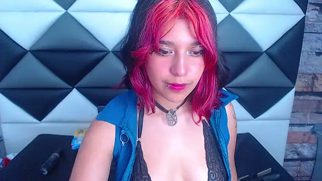 Snapshot of UnderBaby_ chatting on December 2024 03:51:01 AM UnderBaby online show from December 2024 03:51:01 AM