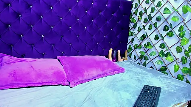 Snapshot of UnderBaby_ chatting on October 2025 08:44:01 PM UnderBaby online show from October 2025 08:44:01 PM