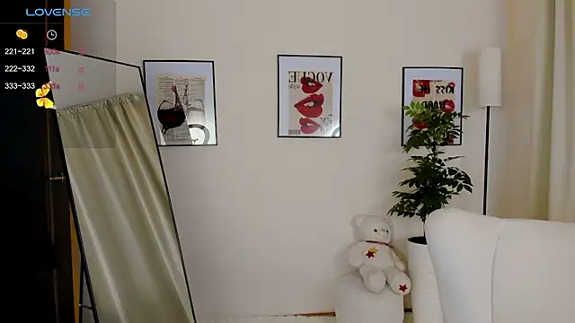 VanessaSmuth online show from October 2025 02:01:01 AM