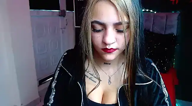 Snapshot of Violettasquirt chatting on January 2025 01:57:01 PM Violettasquirt online show from January 2025 01:57:01 PM