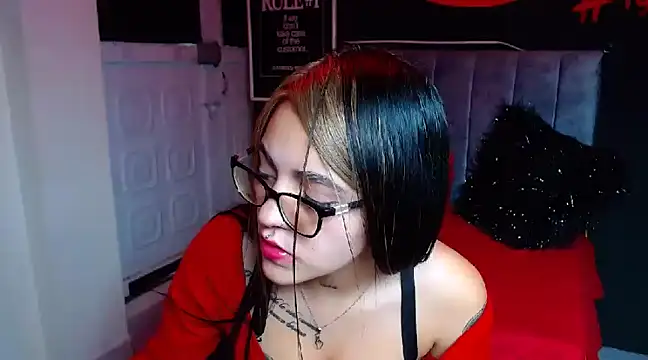 Snapshot of Violettasquirt chatting on January 2025 10:27:01 PM Violettasquirt online show from January 2025 10:27:01 PM