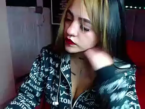 Snapshot of Violettasquirt chatting on January 2025 01:14:01 PM Violettasquirt online show from January 2025 01:14:01 PM