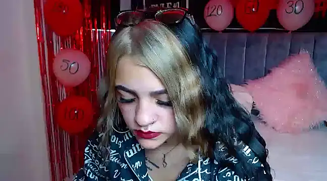 Snapshot of Violettasquirt chatting on February 2025 02:59:01 PM Violettasquirt online show from February 2025 02:59:01 PM