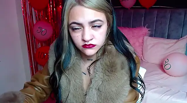 Snapshot of Violettasquirt chatting on February 2025 01:16:01 PM Violettasquirt online show from February 2025 01:16:01 PM
