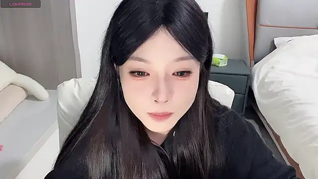 Snapshot of Q-ing chatting on December 2024 01:45:01 PM Q-ing online show from December 2024 01:45:01 PM