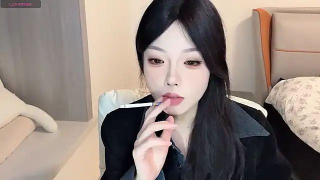 Snapshot of Q-ing chatting on December 2024 02:05:02 PM Q-ing online show from December 2024 02:05:02 PM