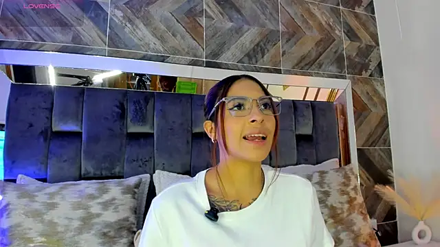 TaniaSmith1 online show from November 2025 04:44:01 PM