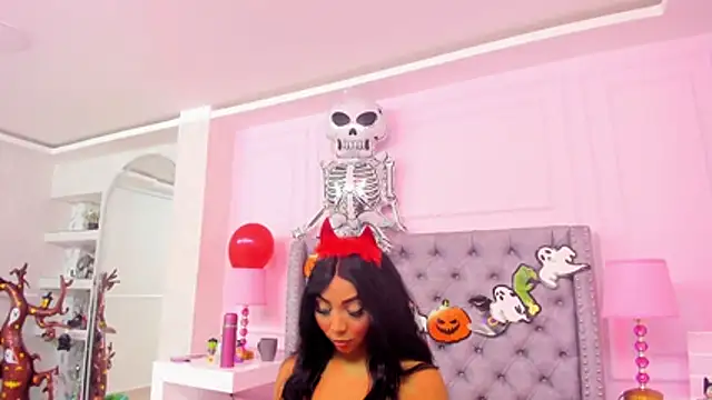 HaileeRoberts online show from October 2025 12:45:01 PM