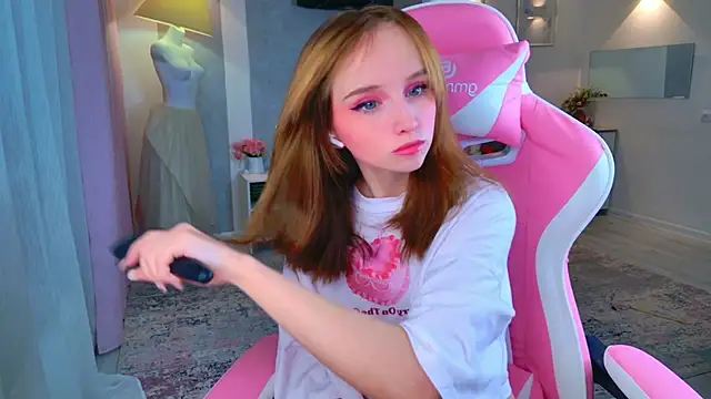 b4by LoL1 online show from December 2025 11:30:02 AM