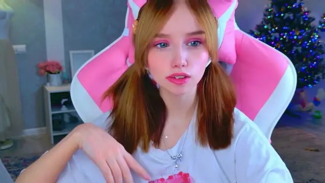 b4by LoL1 online show from December 2025 11:17:01 AM