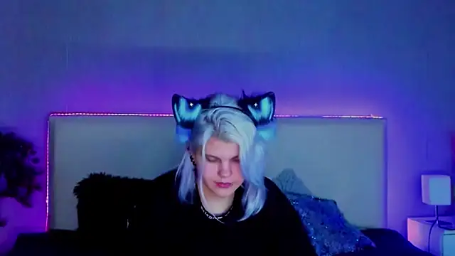 Snapshot of JoannLowe chatting on February 2025 08:31:01 PM JoannLowe online show from February 2025 08:31:01 PM