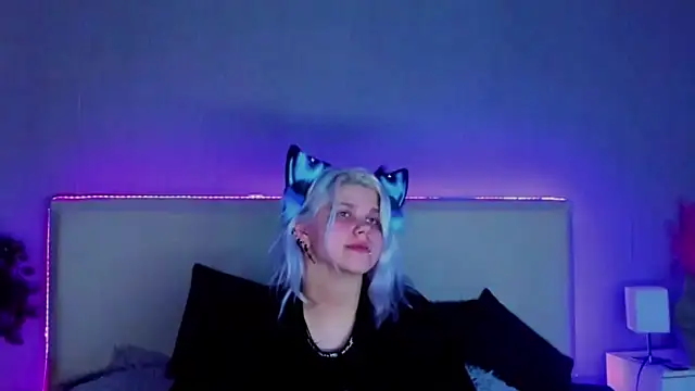 Snapshot of JoannLowe chatting on February 2025 12:04:01 AM JoannLowe online show from February 2025 12:04:01 AM