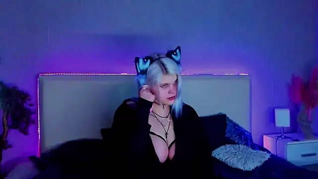 Snapshot of JoannLowe chatting on February 2025 08:31:02 PM JoannLowe online show from February 2025 08:31:02 PM