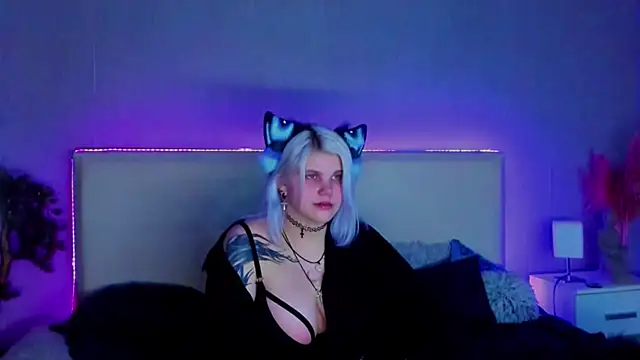 Snapshot of JoannLowe chatting on February 2025 02:51:02 AM JoannLowe online show from February 2025 02:51:02 AM