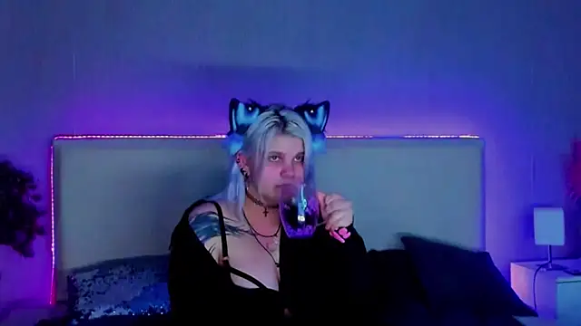 Snapshot of JoannLowe chatting on February 2025 02:25:01 AM JoannLowe online show from February 2025 02:25:01 AM