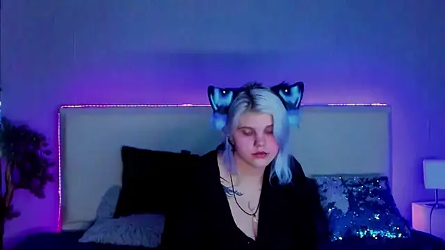 Snapshot of JoannLowe chatting on February 2025 02:15:02 AM JoannLowe online show from February 2025 02:15:02 AM