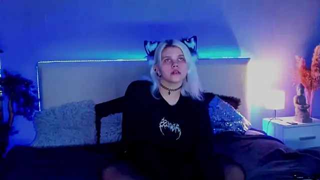 Snapshot of JoannLowe chatting on March 2025 08:30:01 PM JoannLowe online show from March 2025 08:30:01 PM