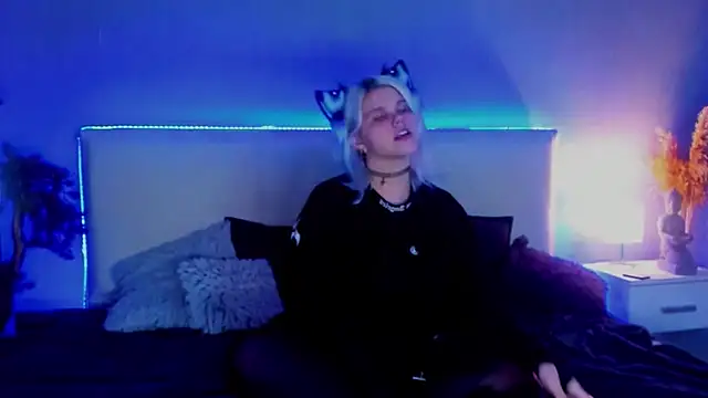 Snapshot of JoannLowe chatting on March 2025 12:17:01 AM JoannLowe online show from March 2025 12:17:01 AM