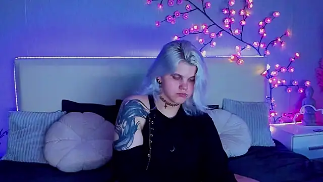 Snapshot of JoannLowe chatting on September 2025 07:57:01 PM JoannLowe online show from September 2025 07:57:01 PM