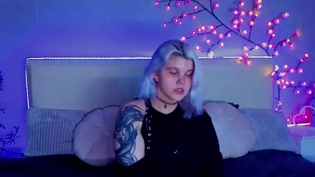 Snapshot of JoannLowe chatting on September 2025 07:04:01 PM JoannLowe online show from September 2025 07:04:01 PM