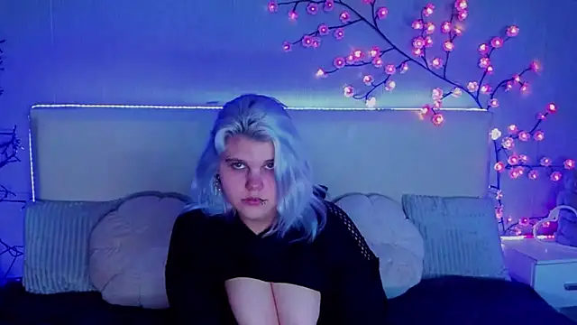 Snapshot of JoannLowe chatting on November 2025 08:07:01 PM JoannLowe online show from November 2025 08:07:01 PM