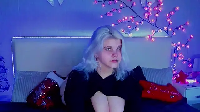 Snapshot of JoannLowe chatting on December 2025 07:44:01 PM JoannLowe online show from December 2025 07:44:01 PM