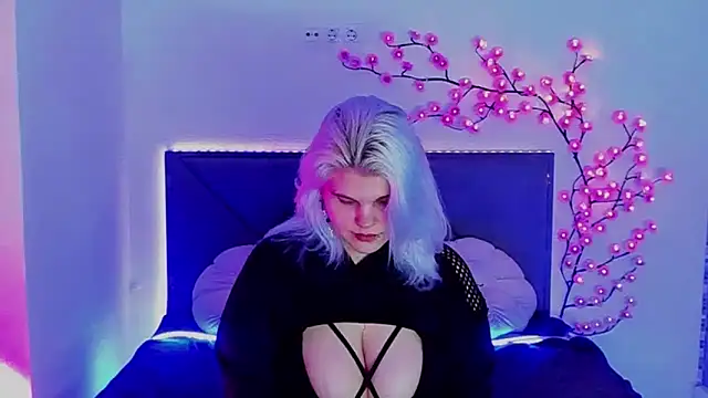 Snapshot of JoannLowe chatting on February 2026 08:17:02 PM JoannLowe online show from February 2026 08:17:02 PM