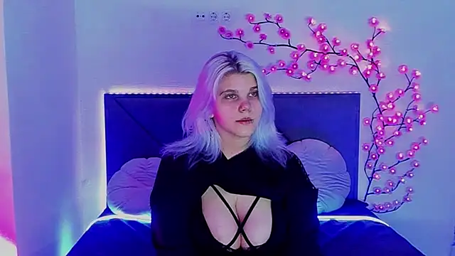 Snapshot of JoannLowe chatting on February 2026 07:58:01 PM JoannLowe online show from February 2026 07:58:01 PM