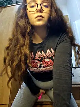 LineaDemie online show from November 2025 06:08:01 PM