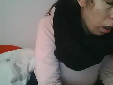 Snapshot of hairygirl80 chatting on December 2024 08:47:01 AM hairygirl80 online show from December 2024 08:47:01 AM