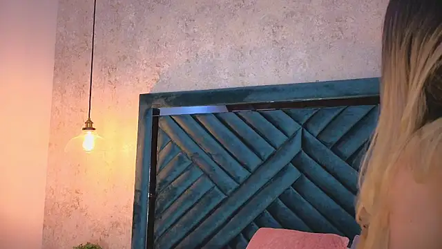 Lucy Vega online show from October 2025 04:00:01 AM