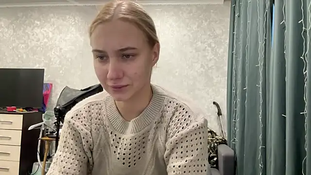 Snapshot of AnneBall chatting on December 2024 12:42:01 PM AnneBall online show from December 2024 12:42:01 PM