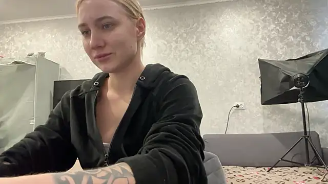 Snapshot of AnneBall chatting on January 2025 11:00:02 AM AnneBall online show from January 2025 11:00:02 AM