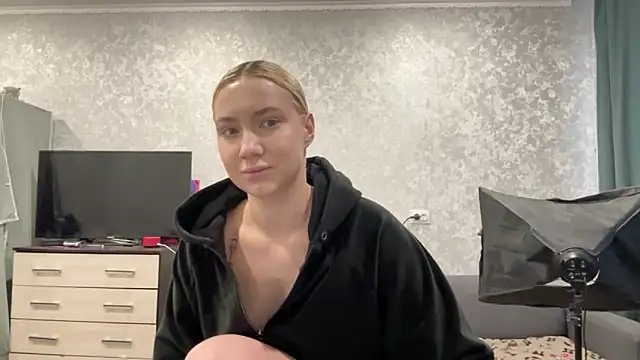 Snapshot of AnneBall chatting on January 2025 08:18:02 AM AnneBall online show from January 2025 08:18:02 AM