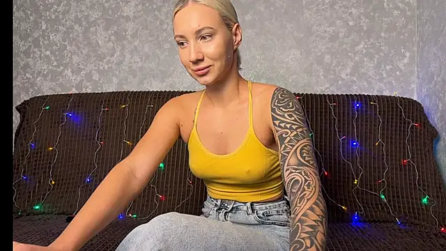 Snapshot of AnneBall chatting on September 2025 08:27:01 AM AnneBall online show from September 2025 08:27:01 AM