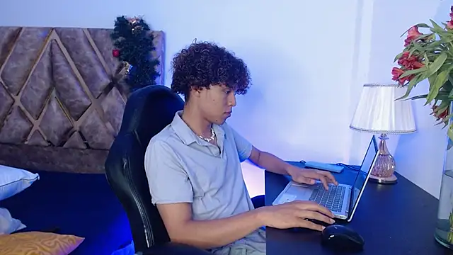 Snapshot of nickolas_moon chatting on December 2024 08:36:01 PM nickolas moon online show from December 2024 08:36:01 PM